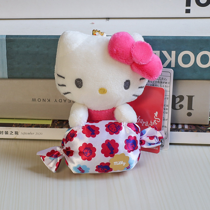 キャンディクロミのぬいぐるみを抱いています。|undefined