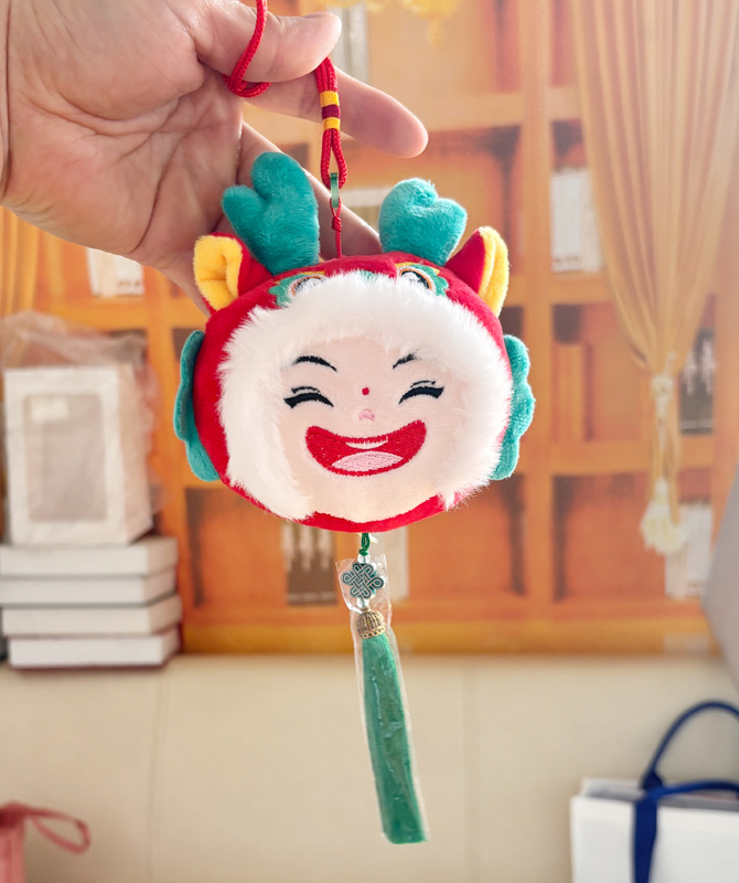 눈을 가늘게 뜨고 있는 용