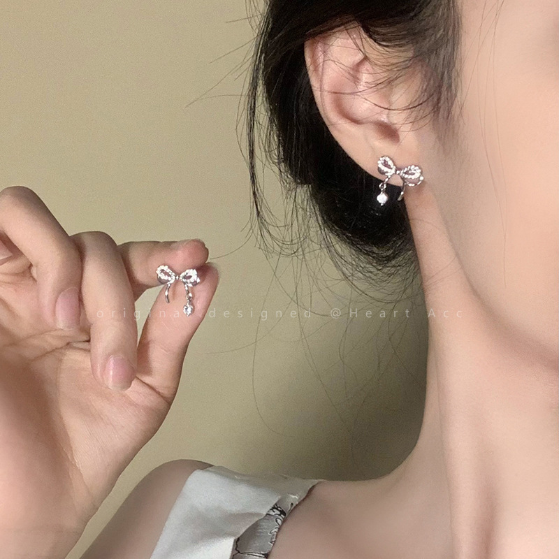 Design earrings with bow
