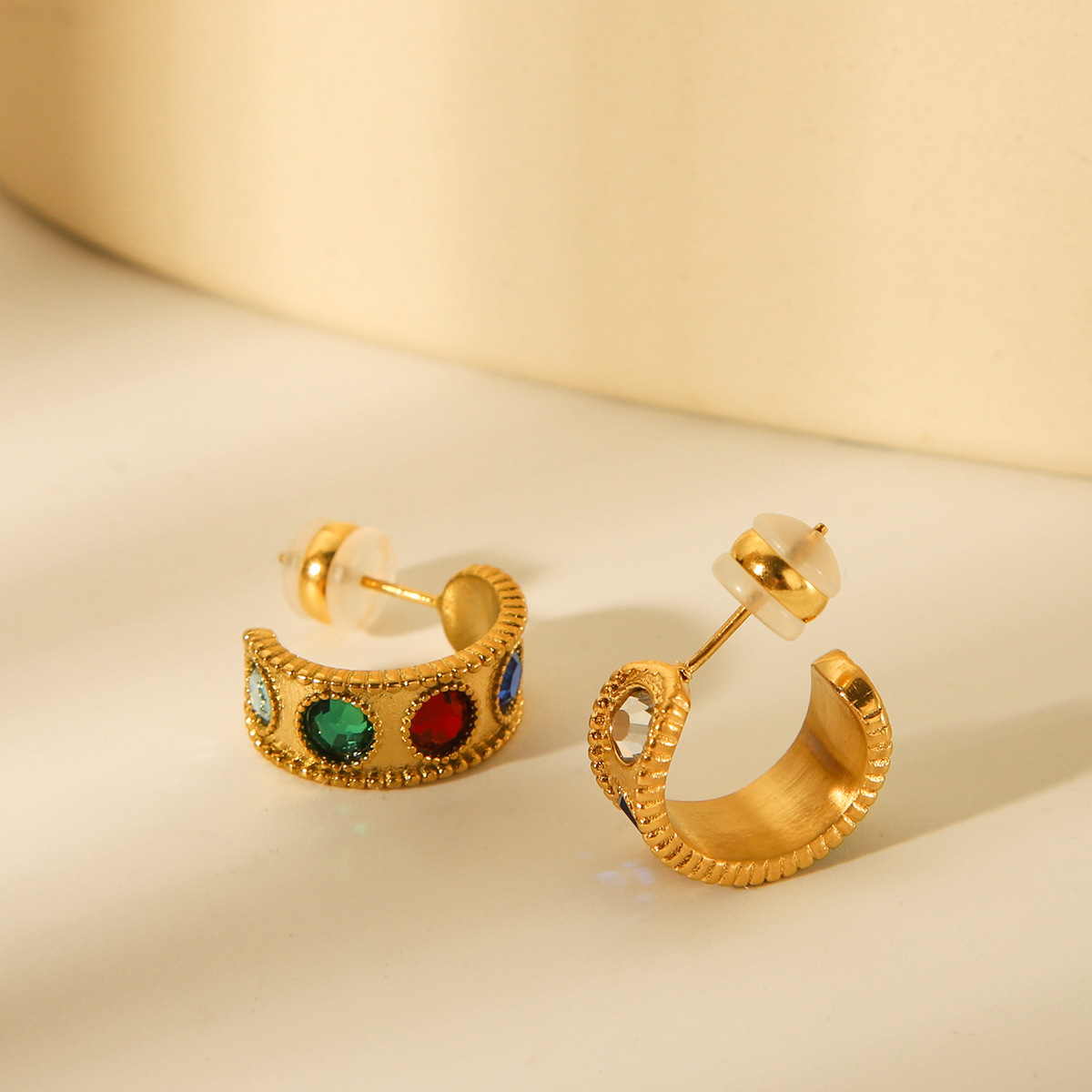 Transfronterizos Europa y América 18K oro C tipo de acero inoxidable titanio pendientes de piedra de diseño ligero lujoso temperamento retro pendientes de acero de titanio para mujeres
