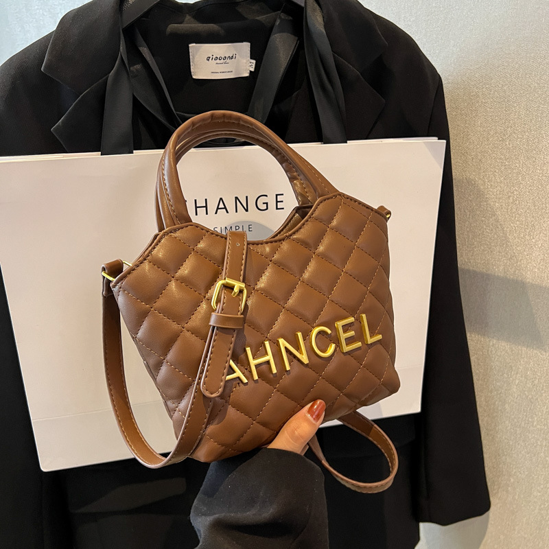 Le borse popolari di quest'anno per le donne 2023 piccola borsa a catena di diamanti stile profumato versatile borsa a tracolla borsa a secchiello portatile di fascia alta_voghion.com