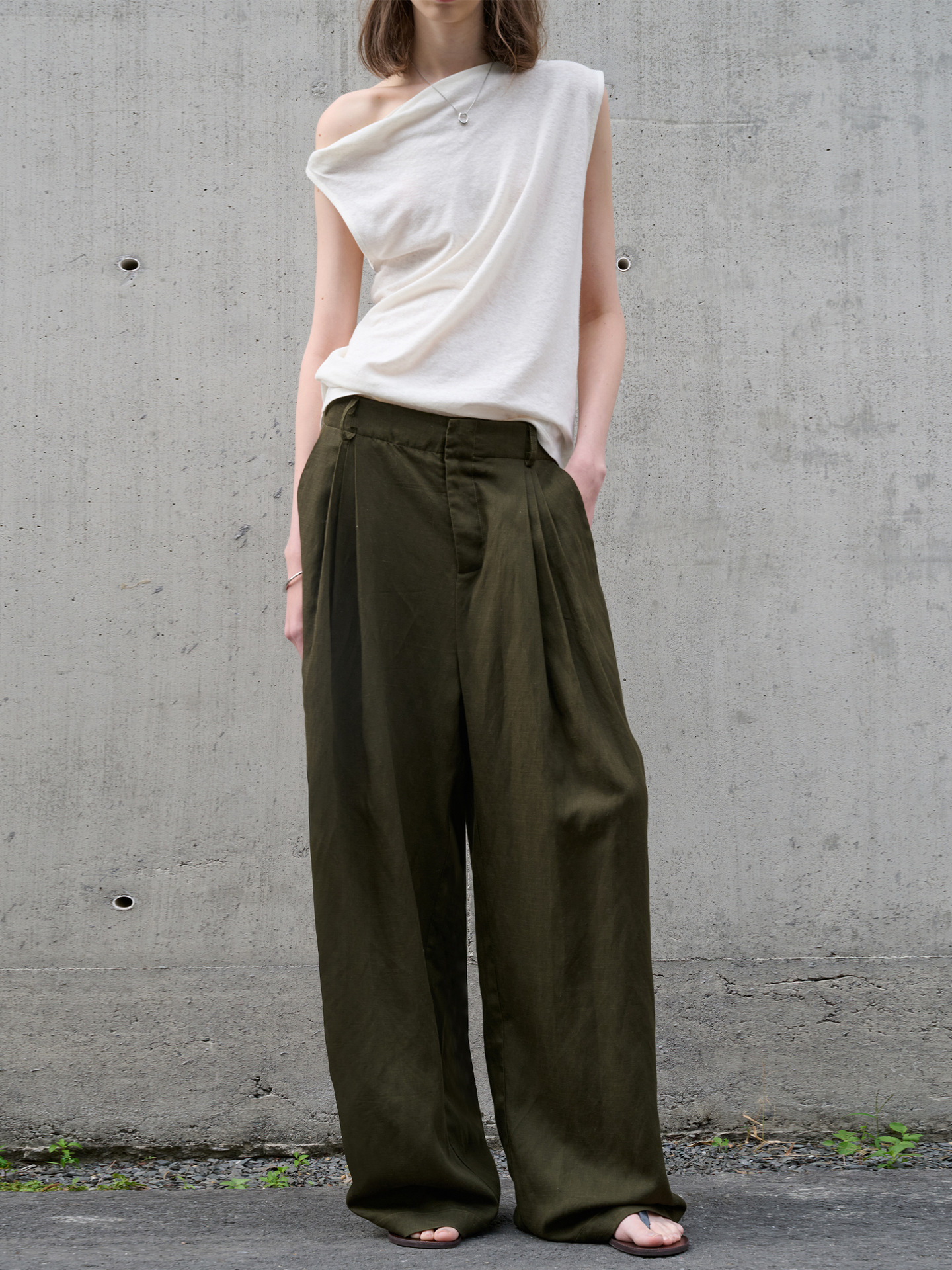 不規則な一字露肩亜麻tシャツ女性夏高級デザイン感袖なし上着修身綿麻ニットベスト