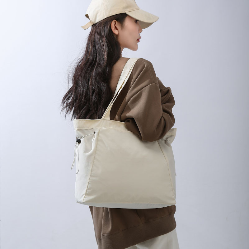 Women's Medium Nylon Solid Color Basic Classic Style Zipper Tote Bag display picture 13