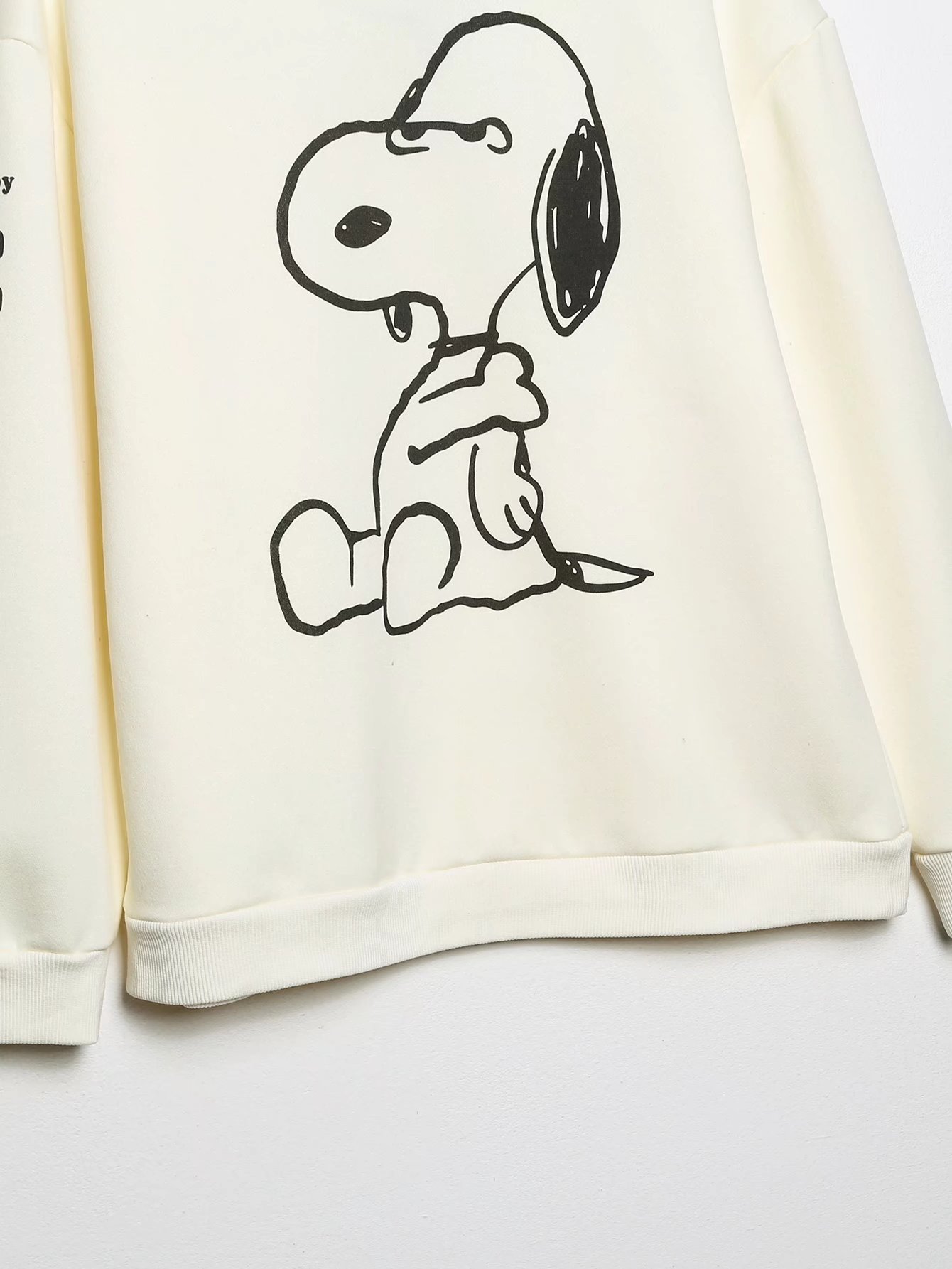 Sudadera de manga larga suelta con estampado de patrón de Snoopy de Comics NSAM109136