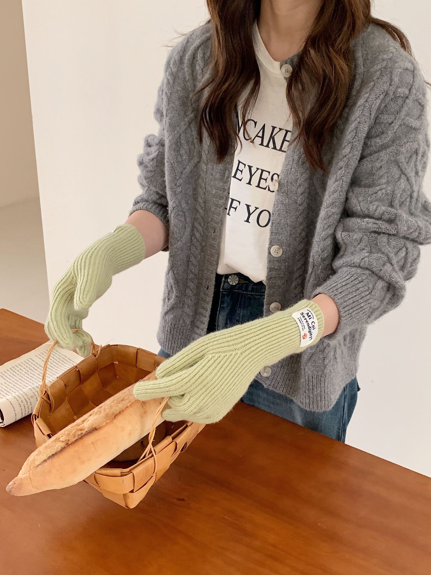 Inswind guantes de tejido de cordilla coreana de cachemira de color sólido de invierno caliente para mujeres arco de pantalla táctil guantes de dedo de moda