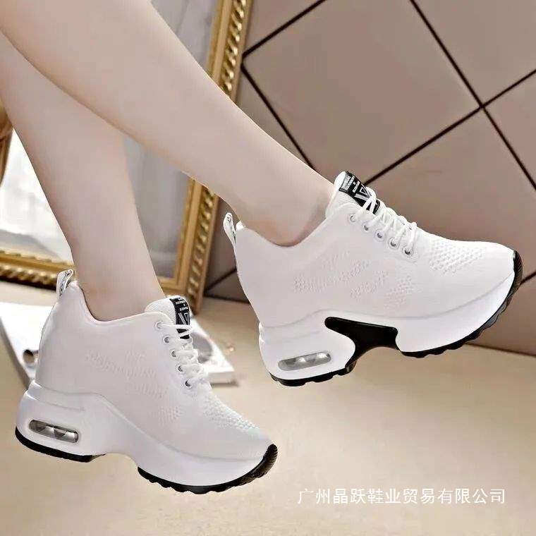 Zapatos blancos de suela gruesa interior para mujer 2025 nuevo estilo coreano de malla voladora salvaje transpirable zapatos deportivos casuales para niños