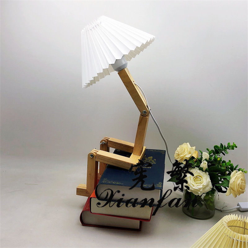 Robot creativo transfronterizo plegable dormitorio habitación escritorio lámpara de mesa decorativa tela de madera forma variable lámpara personalizada