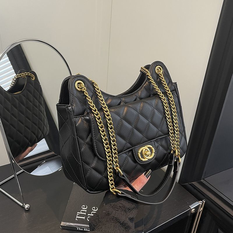 Chain, capacious one-shoulder bag, black shoulder bag