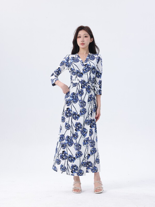 Spring and Summer New Style Blue Watercolor Print One-Piece Wrap Dress, Elegant and Stylish, with a Turn-Down Collar and Three-Quarter Sleeves