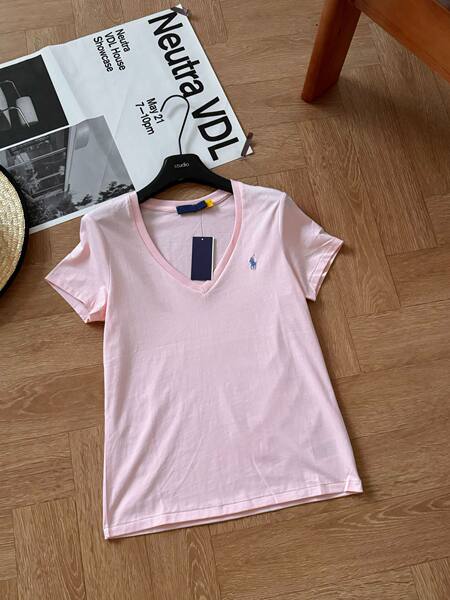 Áo thun nữ cotton tay ngắn cổ chữ V vai đứng thêu logo ngựa nhỏ, form rộng tôn dáng — Màu hồng, Màu trắng, Màu yến mạch, Xanh lá cây