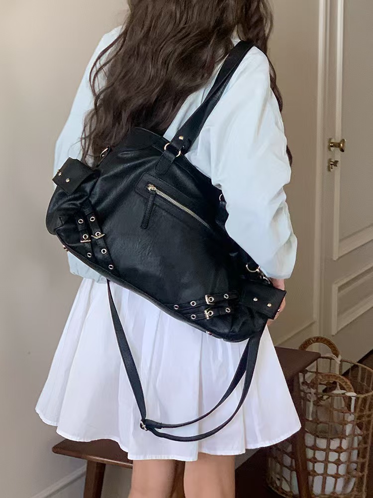 2025 invierno versátil gran capacidad remaches bolsa bolsa de locomotora de PVC mujer bolsa de locomotora al por mayor color mezclado MOQ 1 pieza dientes de perro
