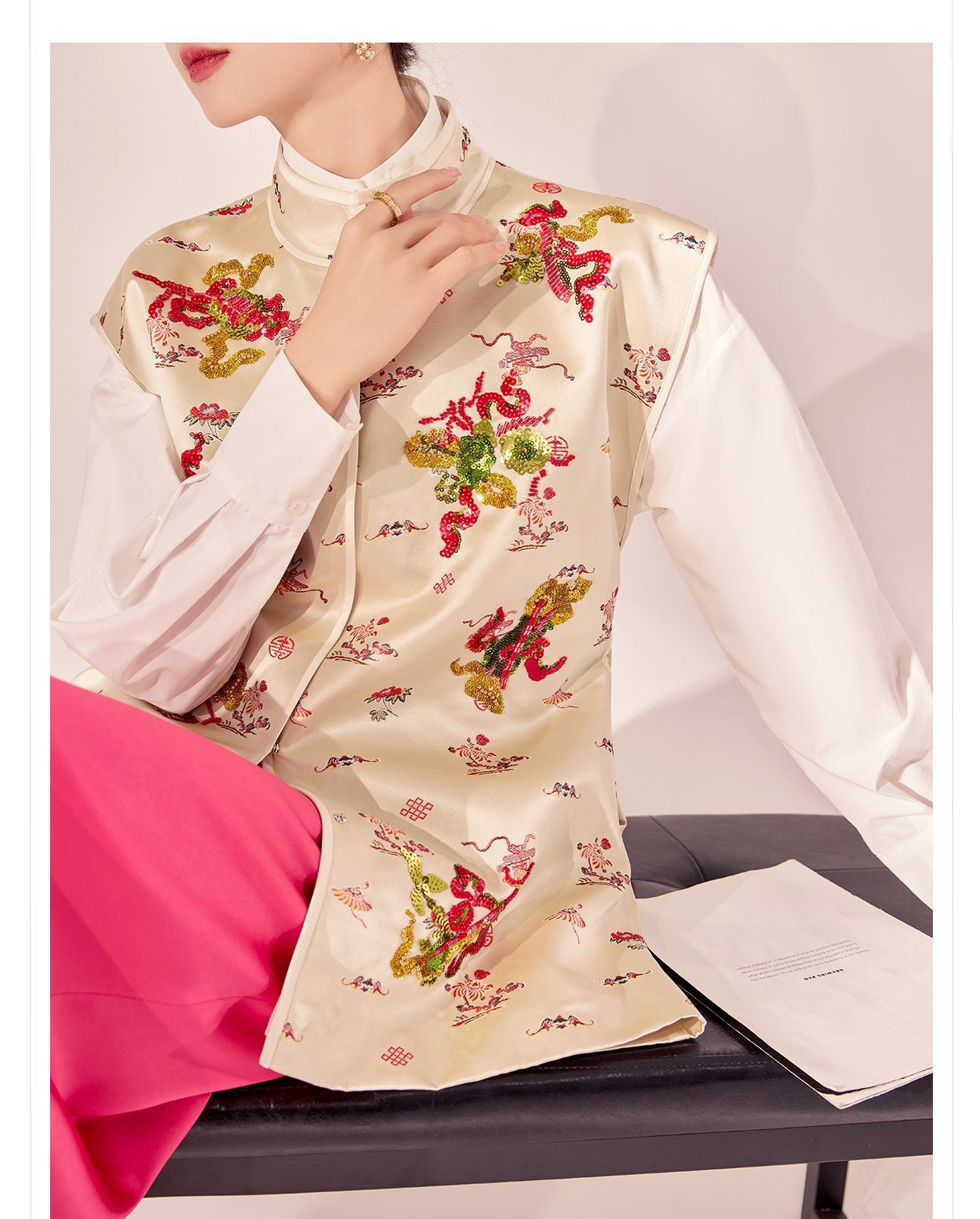Bộ áo gilê không tay cổ đứng thêu sequin phong cách Trung Hoa mới kèm sơ mi trắng và chân váy nửa MZ055 — Áo sơ mi trắng, Váy nửa, Áo gilê chi tiết 3