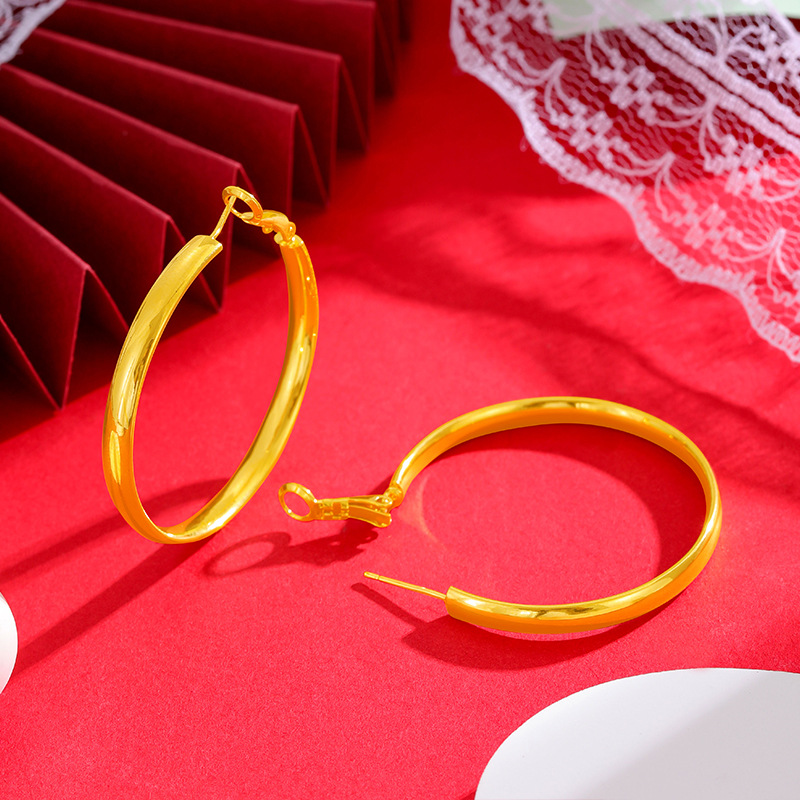 Nueva aleación de cobre pendientes brillantes pendientes de Círculo de las mujeres simple imitación de oro anillo liso pendientes grandes del todo fósforo suministro directo de fábrica