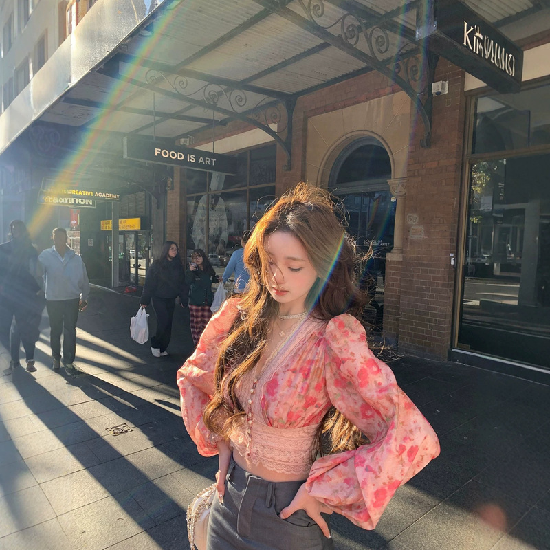 French-style hollow lace patchwork V-neck sun-protective shirt for women, summer high-end waist-cinching and belly-covering chiffon top