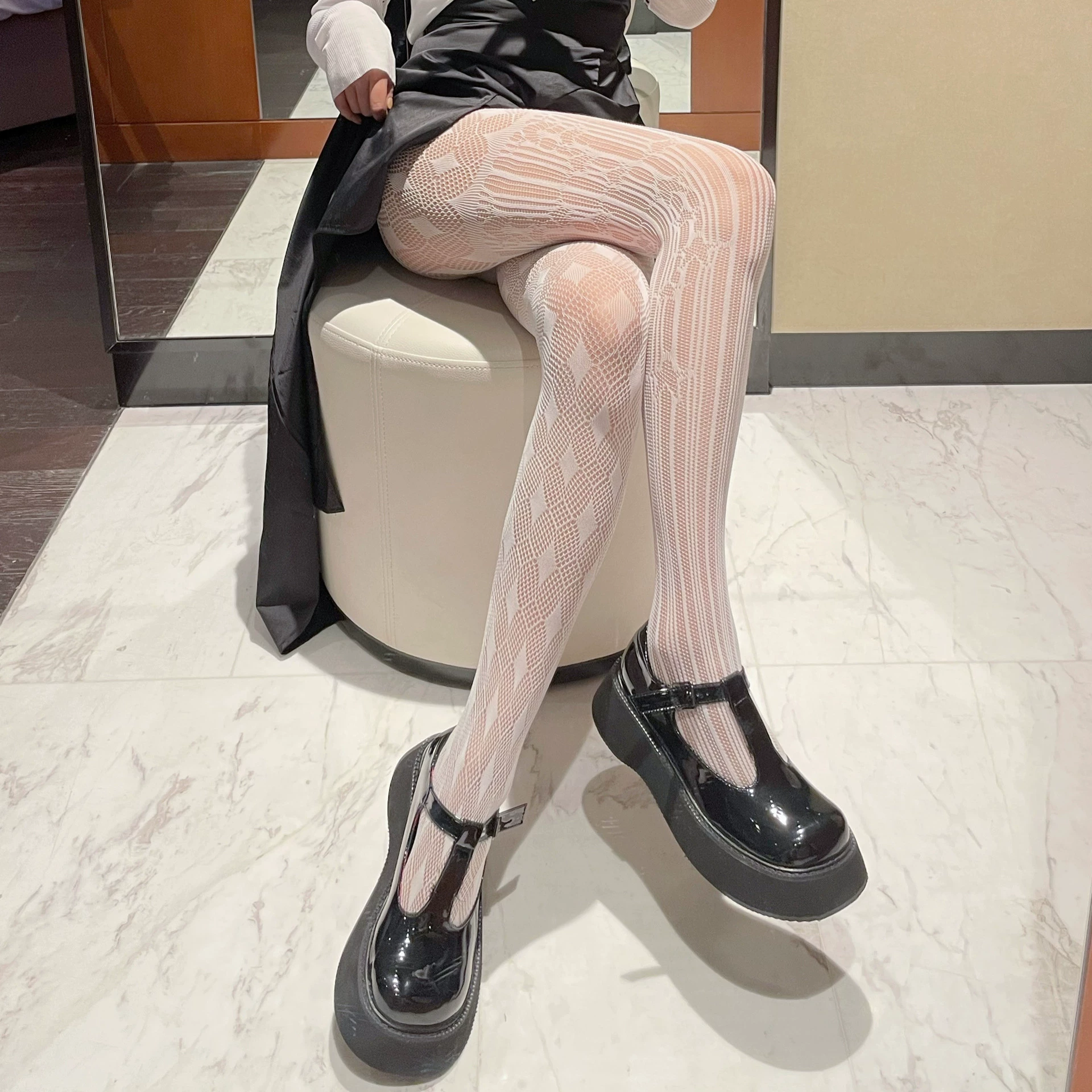 Дизайн кружевные черные колготки, тренд сезона, стиль Лолита