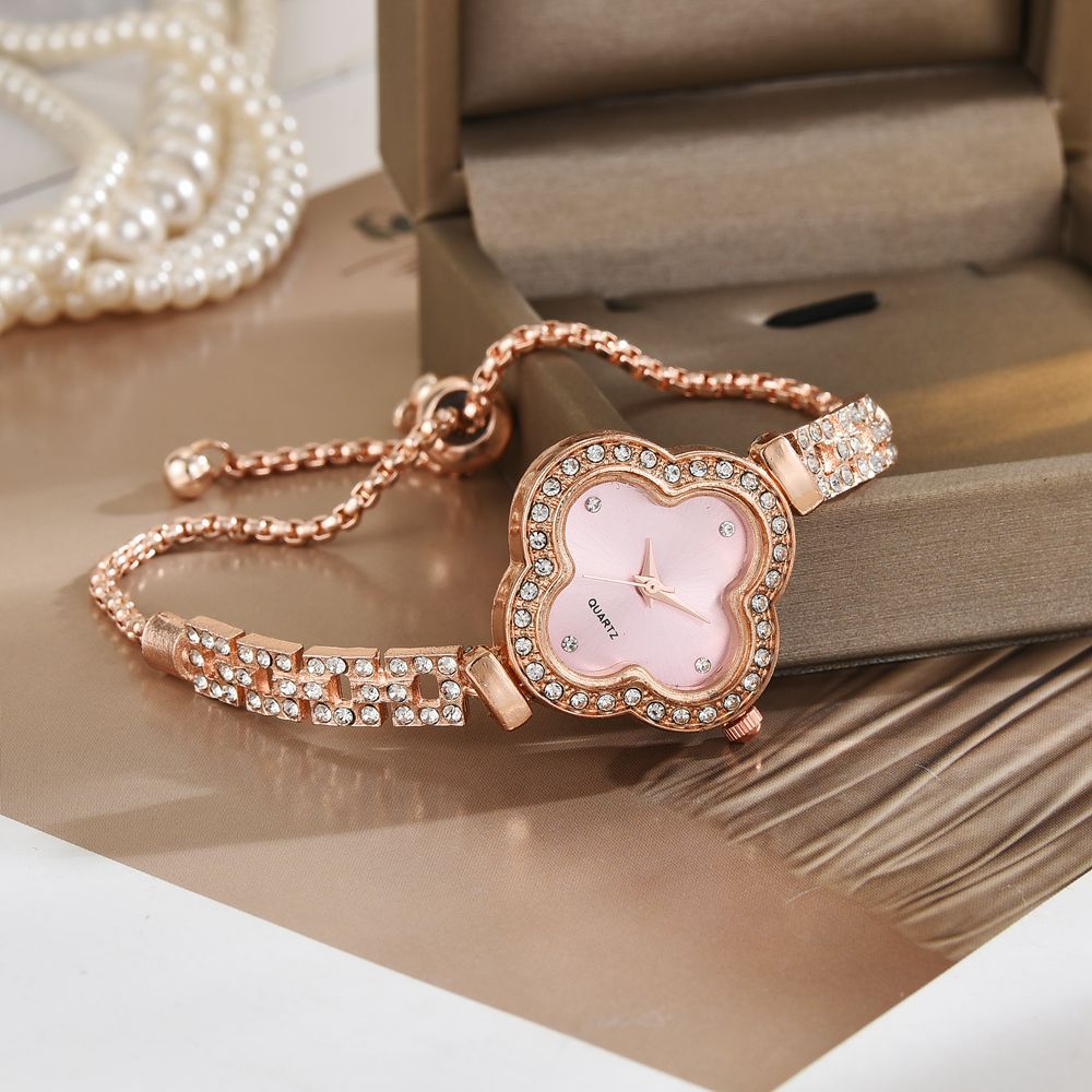 Reloj de pulsera de trébol de cuatro hojas para mujer con incrustaciones de diamantes, lujo ligero, nicho, temperamento de moda de alta gama, exquisito nuevo estilo, pulsera para mujer, reloj para mujer