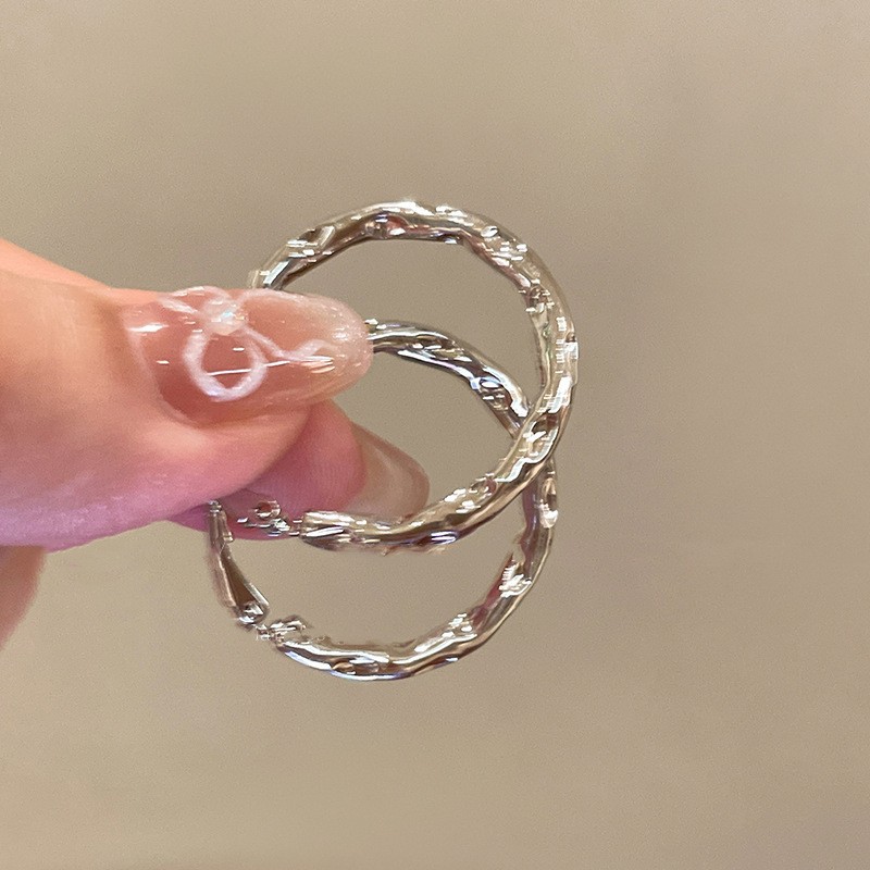 Pendientes de metal transfronterizos de otoño e invierno con aguja de plata, pendientes, pendientes de viento frío de moda de nicho, pendientes de lujo de alta gama de luz de todo fósforo