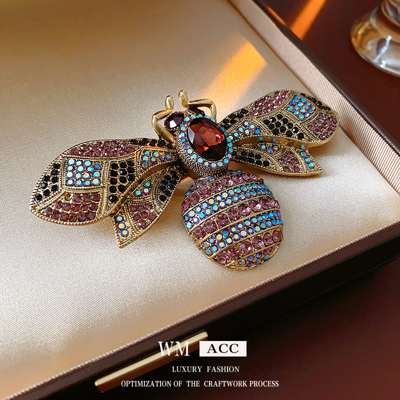 Broche de vintage medieval con incrustaciones de diamantes, moda de abeja, accesorios de pecho de alta gama, diseño europeo y americano, accesorios exquisitos