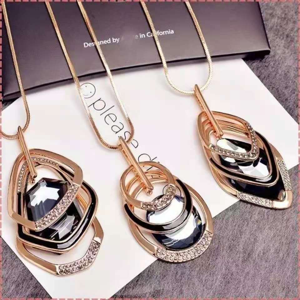 Collar largo de perlas con borlas para otoño e invierno_voghion.com