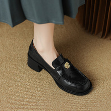 工厂直供 圆头山茶花金扣乐福鞋女复古英伦风小皮鞋粗高跟单鞋