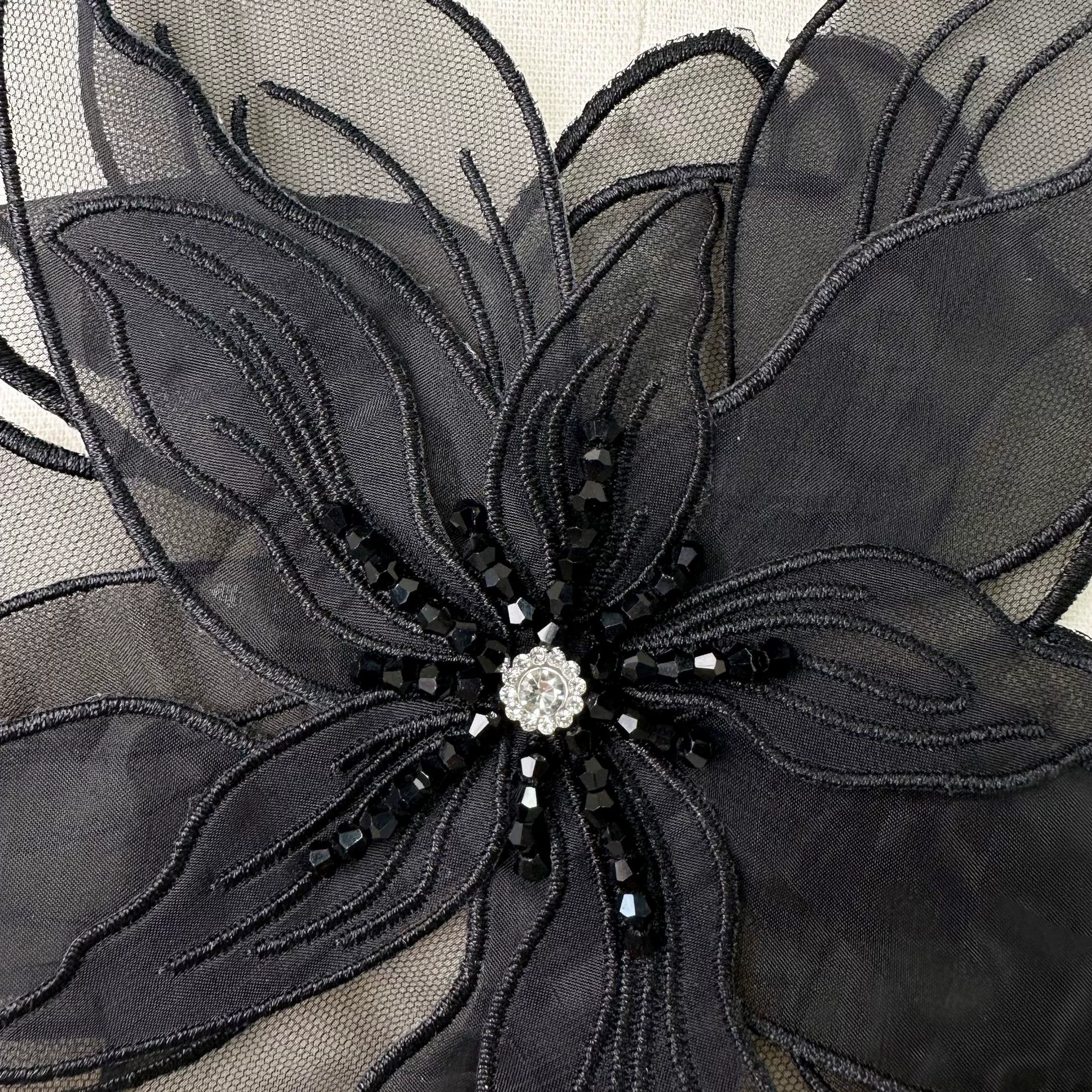 White pin, design dress, flowered, DIY