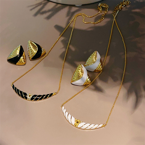 Vintage 18K Gold Black and White Oil Drip Earring Set High-Quality Retro Earrings