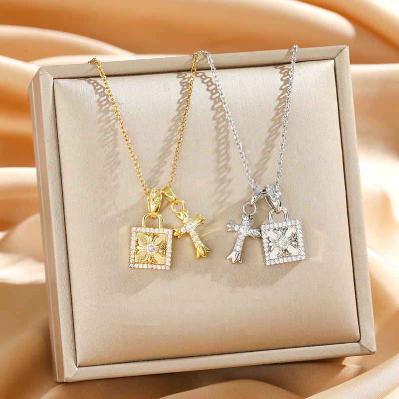 European and American High-End Style Full Diamond Cross Titanium Steel Necklace for Women with Square Pendant, Light Luxury, Versatile Clavicle Chain