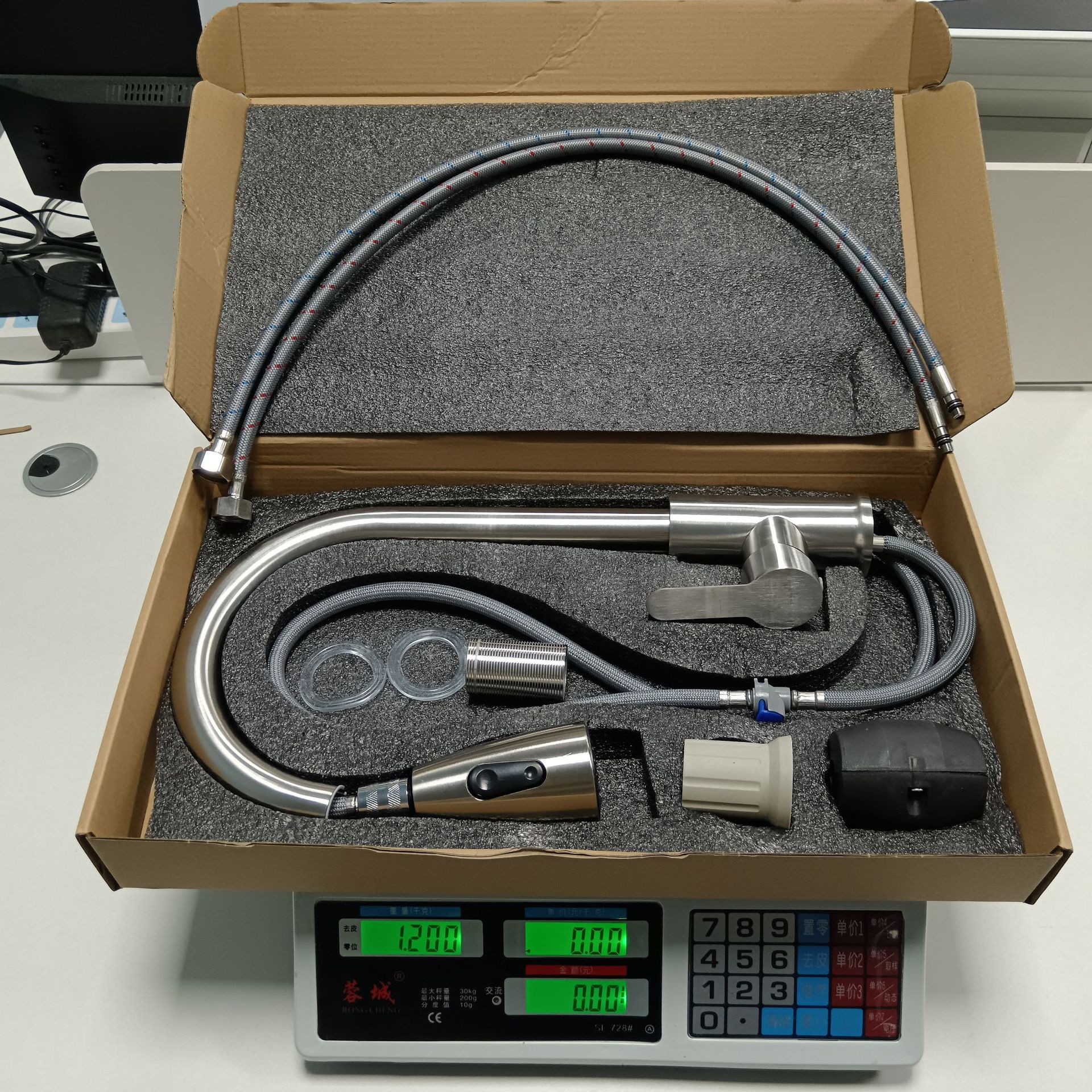 Tire grifo cocina caliente y frío fregadero de acero inoxidable fregadero doble salida de agua retráctil grifo giratorio al por mayor