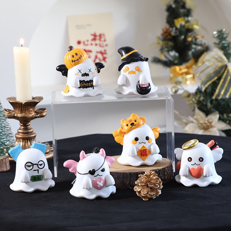 かわいい幽霊がクリエイティブな家庭のデスクトップに装飾品を飾っているなら、ハロウィーンアニメは人形のプレゼントを責める|undefined