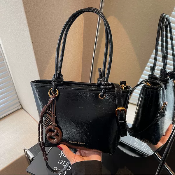 This Year's Trendy Women's Bags for Autumn and Winter 2025: New Fashion Crossbody Commuter Bags, Niche Design Basket-Style Bucket Bags