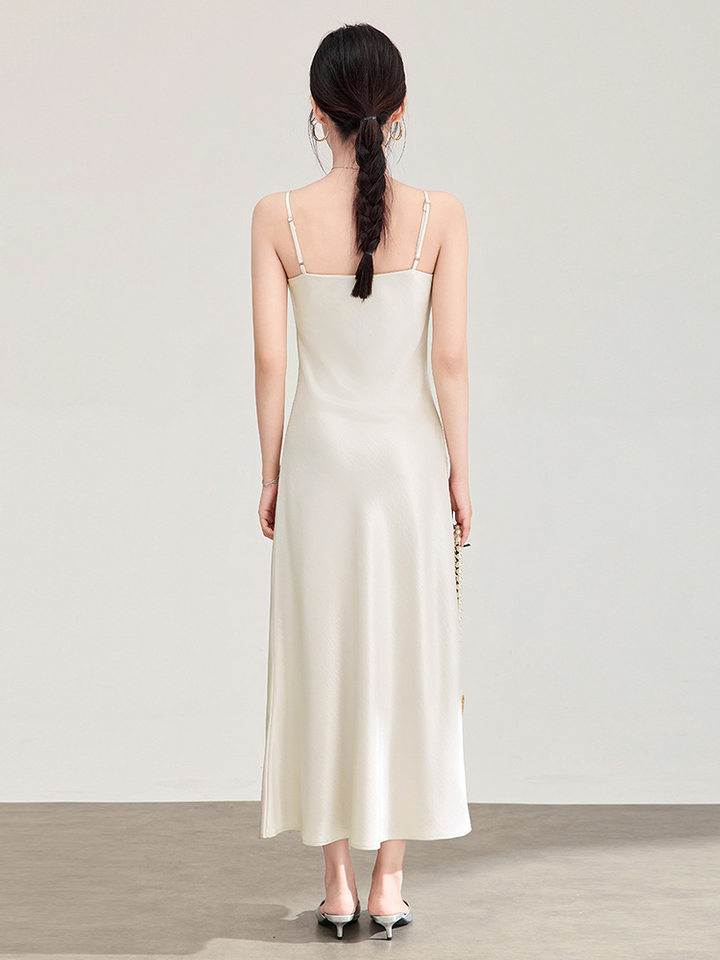Đầm maxi nữ satin dáng suông, cổ yếm dây mảnh, thiết kế xéo cạnh — màu đen