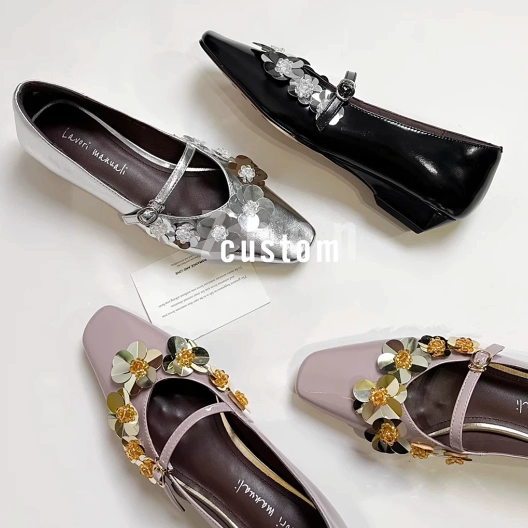 Квадратные цветы с низким каблуком с багажом с половинной тапочкой женский 2025 новый толстый каблучок с мелким ртом