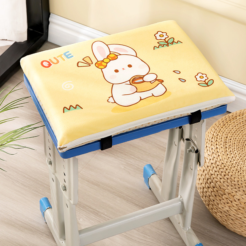 小学生の座布団教室専用の椅子マットは長く座っています。|undefined