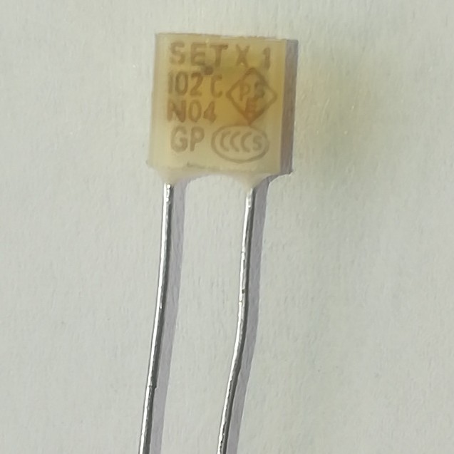 供应X9 136度3A 方形温度保险丝 热保护器 热熔断器