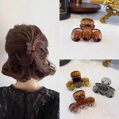 ショートヘアの神器の半分は小さいサイズのサメを刺して髪を挟みます。