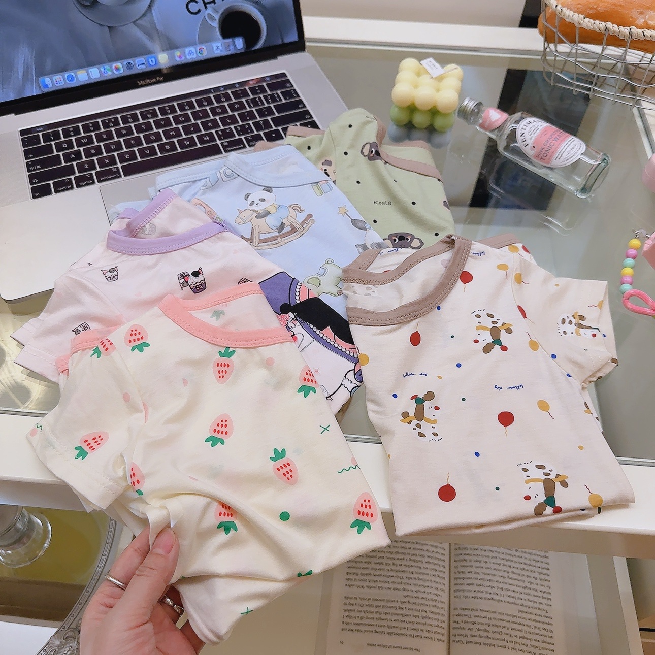 Su pijama de bebé 2025 verano nuevo camisón de bebé Lycell, edredón a prueba de patadas, saco de dormir para niños, pierna dividida, mono