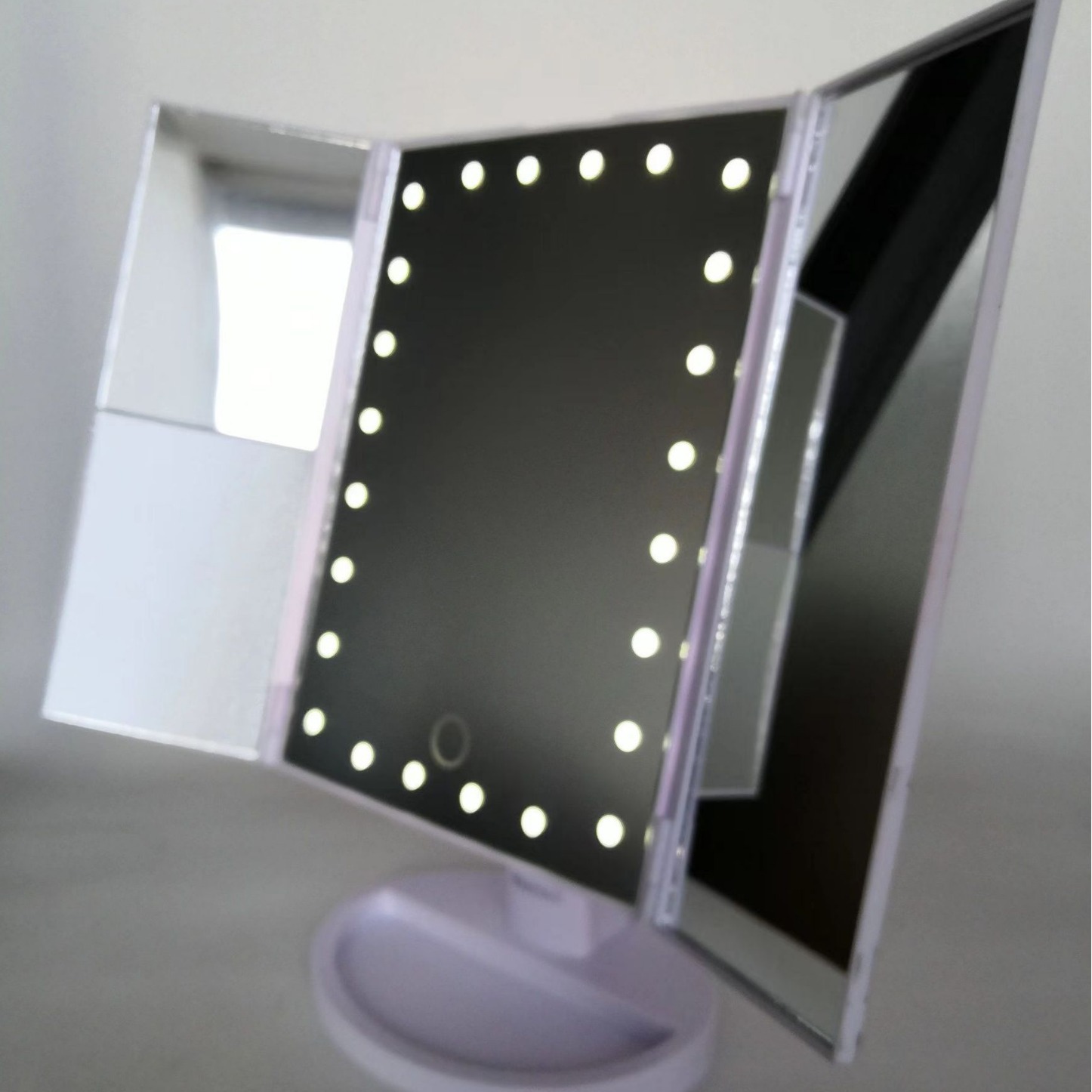 Espejo de maquillaje led Espejo de maquillaje de belleza portátil plegable Espejo de escritorio triple con luz Espejo de maquillaje led plegable de tres lados