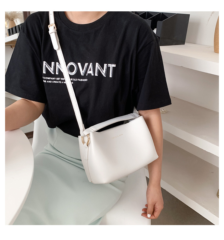 Simple Fashion Solid Color One-shoulder Messenger Bag display picture 7