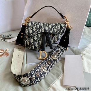 ����Ů�¿�Ҹ�°���б��ٴ�͹��R��������̽���С����һ�����]