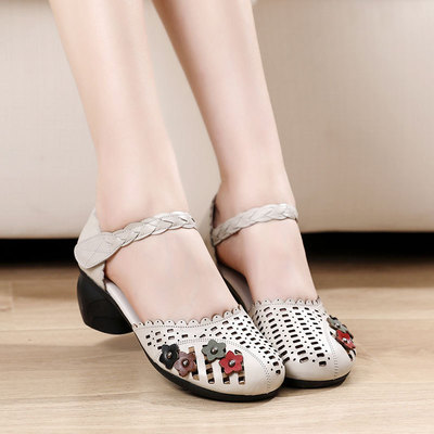 2021夏季新款中老年中跟軟底舒適圓頭花朵複古風真皮跳舞媽媽涼鞋