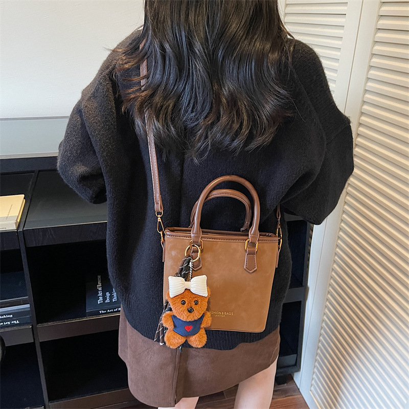 Bolso de mano esmerilado transfronterizo 2025, nuevo invierno popular bolso de cubo de moda de mujer bolso de hombro de estilo extranjero mochila