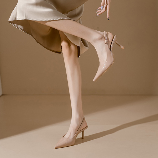 Fashionable shoes made of patent leather pointed-toe low-cut…