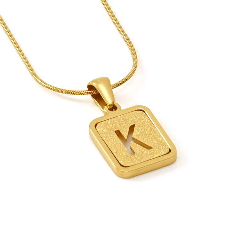 Nicho de moda europea y americana Cadena de hueso de serpiente 18K carta collar femenino transfronterizo de acero de titanio Arena-presionado carta colgante joyería al por mayor