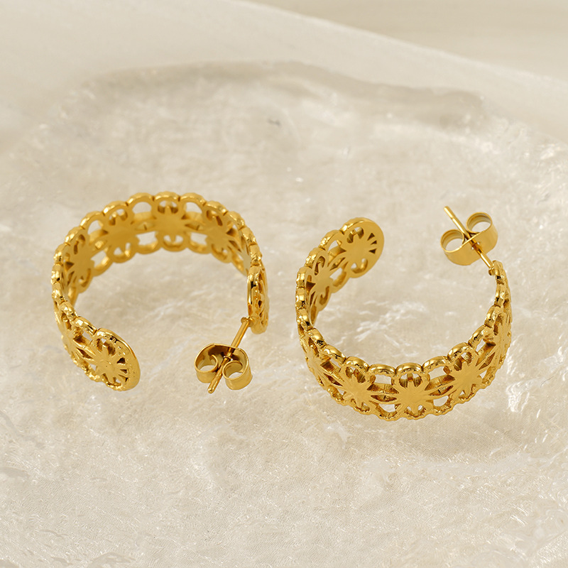 Pendientes de acero inoxidable con patrón hueco geométrico nuevo estilo de moda europea y americana, pendientes chapados en oro simples y versátiles