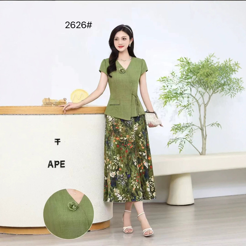Summer Style Slim-Fit V-Neck Suit for Women, Top Paired with Floral Print Skirt, Waist-Cinching and Slimming, Two-Piece Set for Commuting