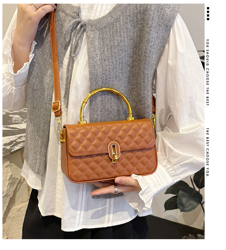 Borsa a spalla trapuntata ricamata con manico in bambù_voghion.com