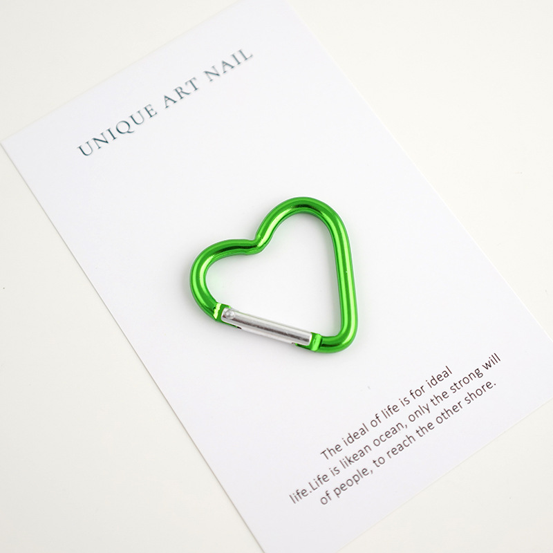 バックパックにフックを掛けて登山ボタンを掛けます。