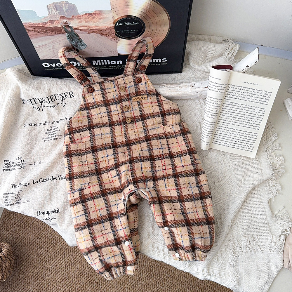 2024 invierno nuevo bebé Maillard plaid traje de estilo occidental engrosado, cálido y cómodo mono suave traje de dos piezas