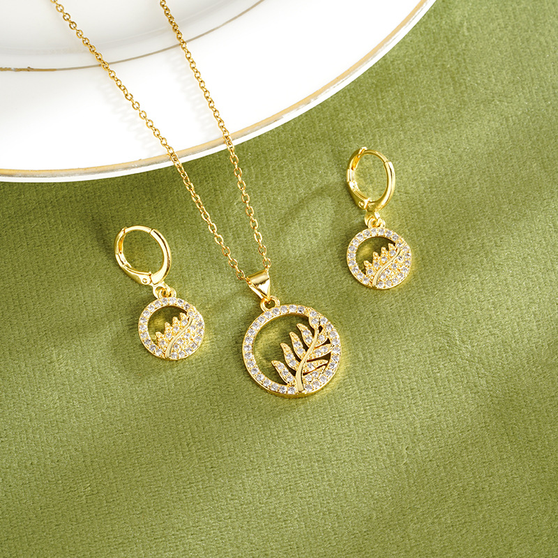 Collar de hojas huecas de diamantes de lujo ligero de oro de arena vietnamita Pendientes Temperamento de alta calidad Cobre chapado en oro Joyas que no se desvanece durante mucho tiempo