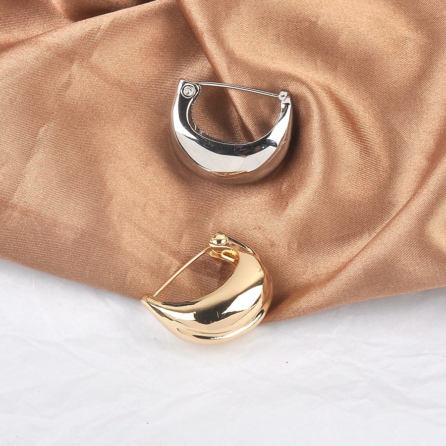 fashionable glossy geometric design brooch